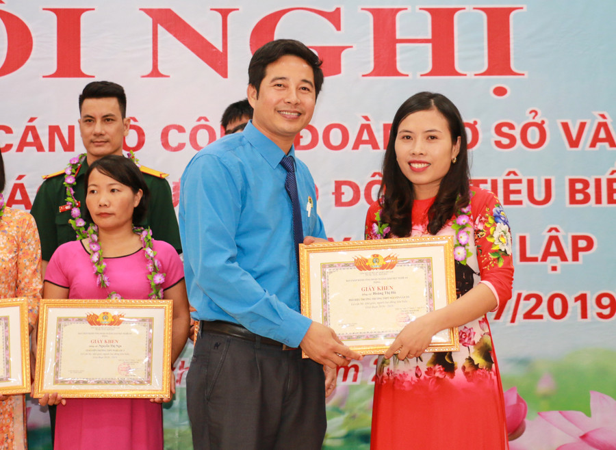 Có 90 cán bộ, nhà giáo, người lao động tiêu biểu được tuyên dương tại hội nghị