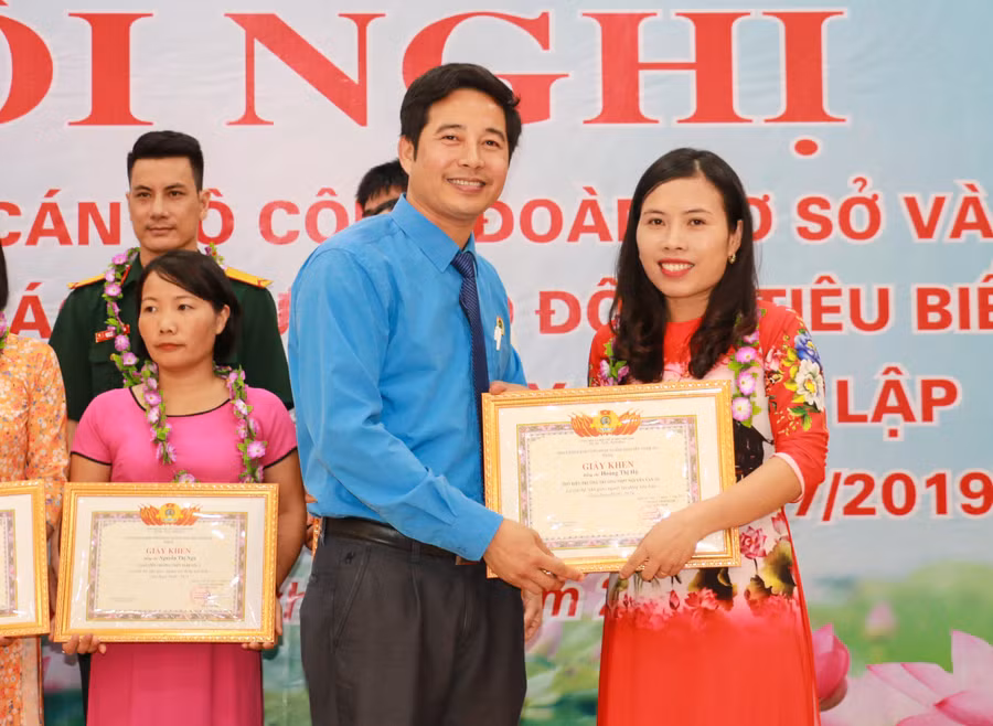 Có 90 cán bộ, nhà giáo, người lao động tiêu biểu được tuyên dương tại hội nghị