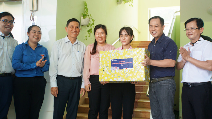 GS.TS Huỳnh Văn Sơn, Hiệu trưởng Trường Đại học Sư phạm TPHCM (thứ hai từ phải sang) tặng quà cho sinh viên thực tập tại Trường Mầm non Thạnh An. Ảnh: Mạnh Tùng GS.TS Huỳnh Văn Sơn, Hiệu trưởng Trường Đại học Sư phạm TPHCM (thứ hai từ phải sang) tặng quà cho sinh viên thực tập tại Trường Mầm non Thạnh An. Ảnh: Mạnh Tùng