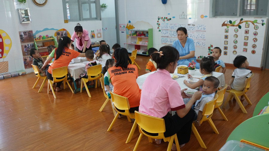 Lớp học tại Trường Mầm non Thạnh An với cô giáo và sinh viên thực tập Trường Đại học Sư phạm TPHCM (áo hồng), sáng ngày 11/4. Ảnh: Mạnh Tùng Lớp học tại Trường Mầm non Thạnh An với cô giáo và sinh viên thực tập Trường Đại học Sư phạm TPHCM (áo hồng), sáng ngày 11/4. Ảnh: Mạnh Tùng