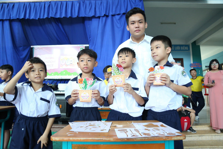Cung Thiên Bảo và học sinh Trường Tiểu học Thạnh An. Ảnh: NVCC Cung Thiên Bảo và học sinh Trường Tiểu học Thạnh An. Ảnh: NVCC