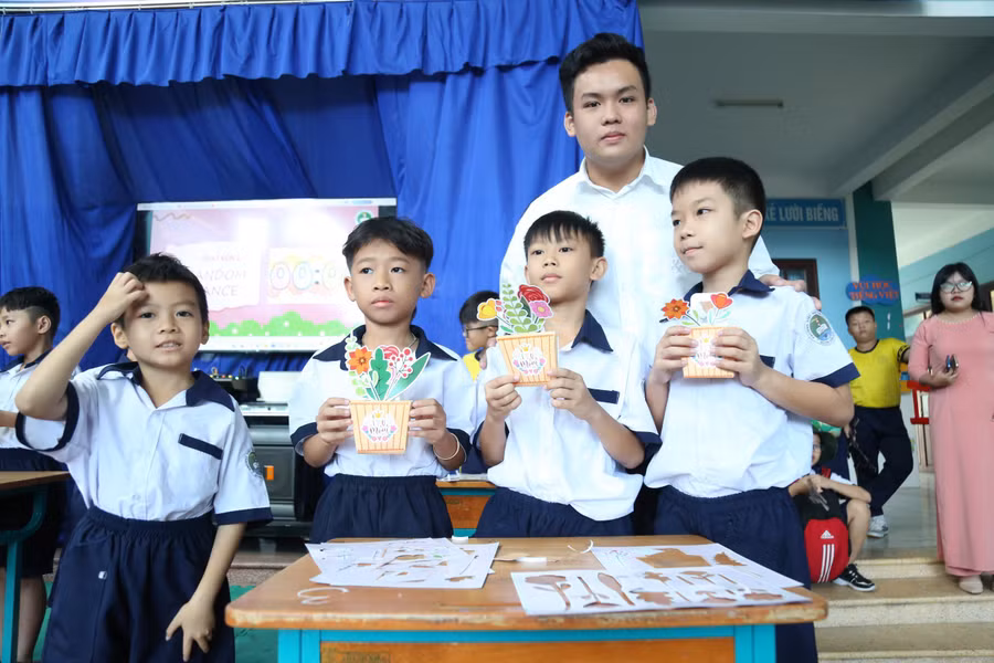 Cung Thiên Bảo và học sinh Trường Tiểu học Thạnh An. Ảnh: NVCC