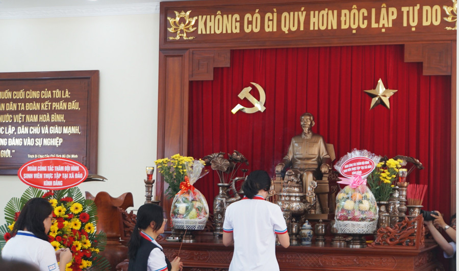 Cán bộ, giảng viên Trường Đại học Sư phạm TPHCM dâng hương tại Phòng tưởng niệm Chủ tịch Hồ Chí Minh. Ảnh: Mạnh Tùng Cán bộ, giảng viên Trường Đại học Sư phạm TPHCM dâng hương tại Phòng tưởng niệm Chủ tịch Hồ Chí Minh. Ảnh: Mạnh Tùng