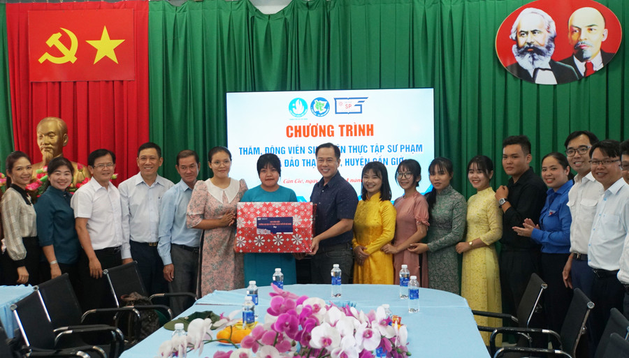Lãnh đạo Trường Đại học Sư phạm TPHCM tặng quà cho sinh viên thực tập tại Trường Tiểu học Thạnh An. Ảnh: Mạnh Tùng Lãnh đạo Trường Đại học Sư phạm TPHCM tặng quà cho sinh viên thực tập tại Trường Tiểu học Thạnh An. Ảnh: Mạnh Tùng