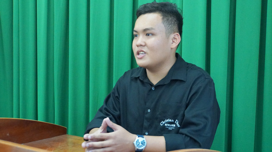 Cung Thiên Bảo (sinh viên ngành Giáo dục tiểu học) chia sẻ cảm nghĩ trong kỳ thực tập. Ảnh: Mạnh Tùng Cung Thiên Bảo (sinh viên ngành Giáo dục tiểu học) chia sẻ cảm nghĩ trong kỳ thực tập. Ảnh: Mạnh Tùng