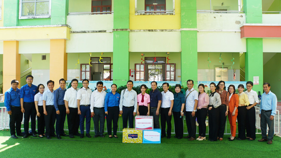 Đoàn công tác của Thành ủy TPHCM, Trường Đại học Sư phạm TPHCM, Hội Sinh viên TPHCM thăm, tặng quà cho sinh viên thực tập. Ảnh: Mạnh Tùng Đoàn công tác của Thành ủy TPHCM, Trường Đại học Sư phạm TPHCM, Hội Sinh viên TPHCM thăm, tặng quà cho sinh viên thực tập. Ảnh: Mạnh Tùng