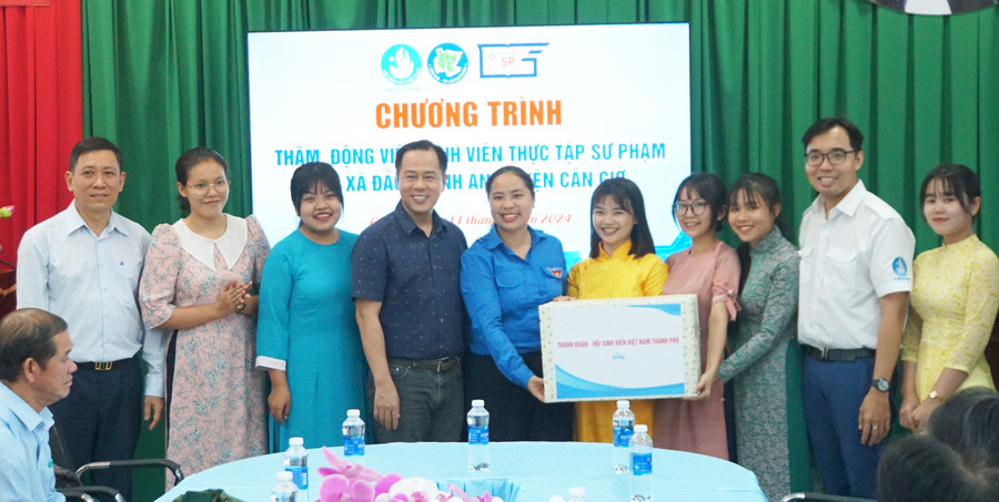 Đại diện Thành Đoàn - Hội sinh viên TPHCM tặng quà cho sinh viên thực tập tại Trường Tiểu học Thạnh An. Ảnh: Mạnh Tùng Đại diện Thành Đoàn - Hội sinh viên TPHCM tặng quà cho sinh viên thực tập tại Trường Tiểu học Thạnh An. Ảnh: Mạnh Tùng