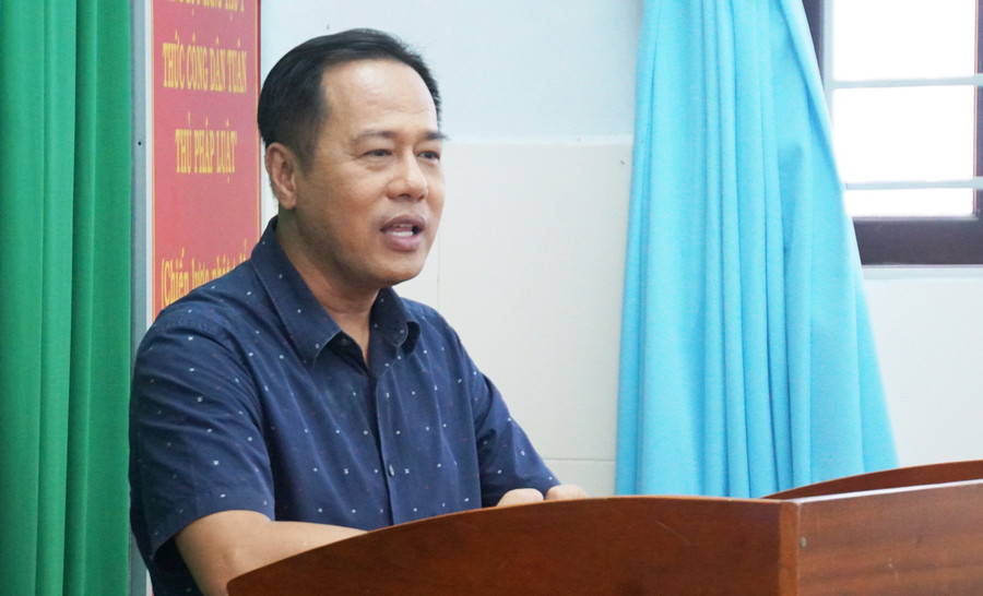 GS.TS Huỳnh Văn Sơn, Hiệu trưởng Trường Đại học Sư phạm TPHCM chia sẻ với sinh viên thực tập. Ảnh: Mạnh Tùng GS.TS Huỳnh Văn Sơn, Hiệu trưởng Trường Đại học Sư phạm TPHCM chia sẻ với sinh viên thực tập. Ảnh: Mạnh Tùng