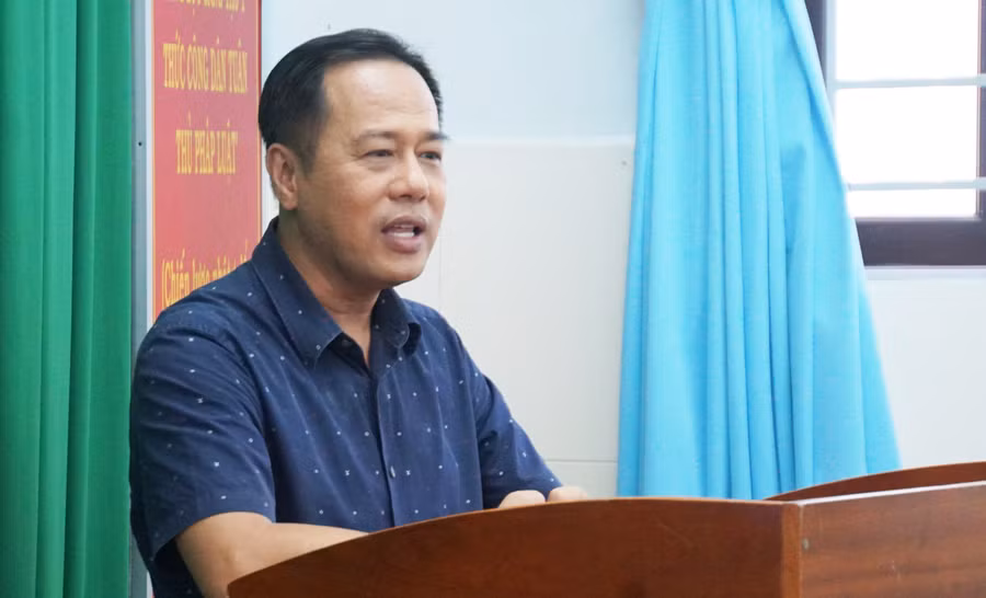 GS.TS Huỳnh Văn Sơn, Hiệu trưởng Trường Đại học Sư phạm TPHCM chia sẻ với sinh viên thực tập. Ảnh: Mạnh Tùng