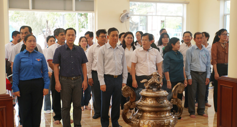 Đoàn công tác dâng hương, dâng hoa tại Phòng tưởng niệm Chủ tịch Hồ Chí Minh ở xã đảo Thạnh An. Ảnh: Mạnh Tùng Đoàn công tác dâng hương, dâng hoa tại Phòng tưởng niệm Chủ tịch Hồ Chí Minh ở xã đảo Thạnh An. Ảnh: Mạnh Tùng