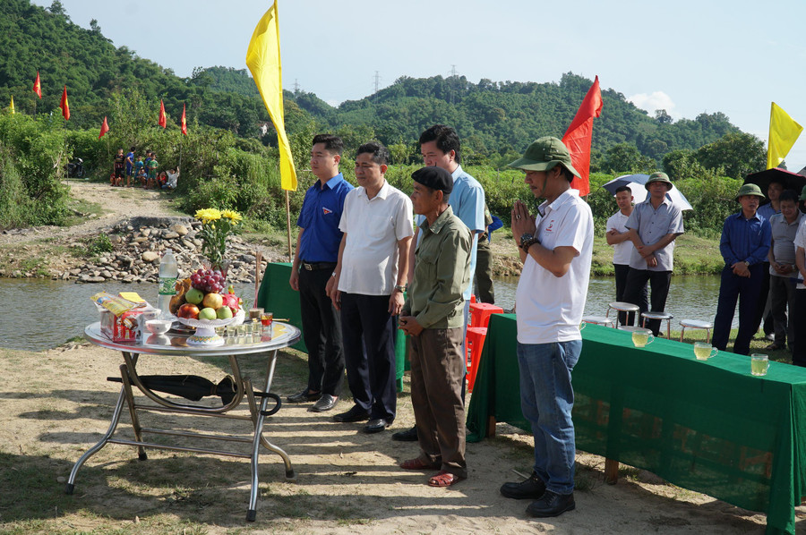 Lễ động thổ, khởi công công trình cầu dân sinh tại bản Tổng Chai, xã Chi Khê, huyện Con Cuông, Nghệ An - nơi chiếm phần lớn bà con người dân tộc Thái sinh sống. Lễ động thổ, khởi công công trình cầu dân sinh tại bản Tổng Chai, xã Chi Khê, huyện Con Cuông, Nghệ An - nơi chiếm phần lớn bà con người dân tộc Thái sinh sống.