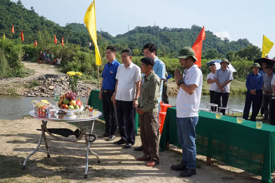 Lễ động thổ, khởi công công trình cầu dân sinh tại bản Tổng Chai, xã Chi Khê, huyện Con Cuông, Nghệ An - nơi chiếm phần lớn bà con người dân tộc Thái sinh sống.