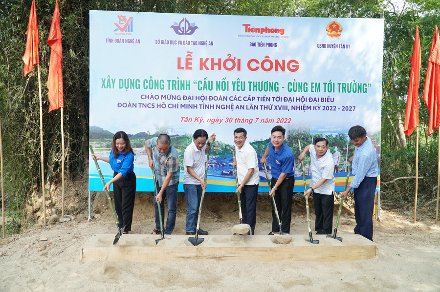 Cầu dân sinh đặt tại bản Ỏn, xã Tiên Kỳ, huyện Tân Kỳ, Nghệ An sẽ giúp gần 100 hộ dân không còn cảnh chia cắt, học sinh đến trường thuận lợi hơn Cầu dân sinh đặt tại bản Ỏn, xã Tiên Kỳ, huyện Tân Kỳ, Nghệ An sẽ giúp gần 100 hộ dân không còn cảnh chia cắt, học sinh đến trường thuận lợi hơn