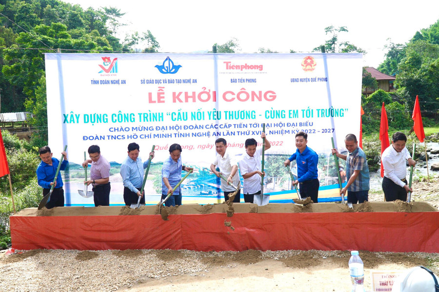 Lễ khởi công, động thổ cầu dân sinh tại bản Khủn Na, xã Đồng Văn, huyện Quế Phong, Nghệ An. Lễ khởi công, động thổ cầu dân sinh tại bản Khủn Na, xã Đồng Văn, huyện Quế Phong, Nghệ An.
