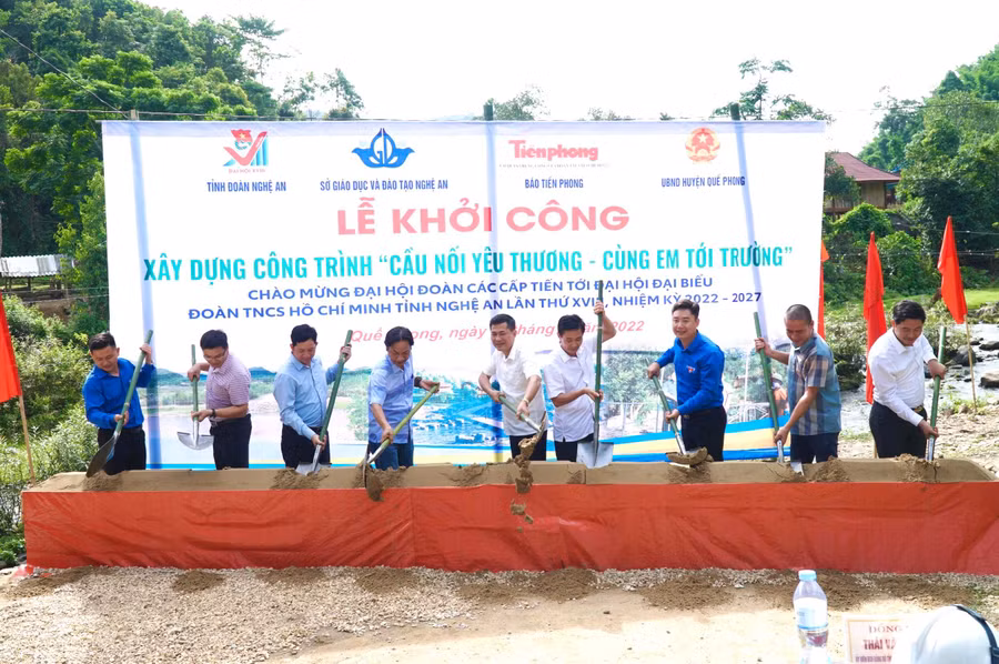 Lễ khởi công, động thổ cầu dân sinh tại bản Khủn Na, xã Đồng Văn, huyện Quế Phong, Nghệ An.