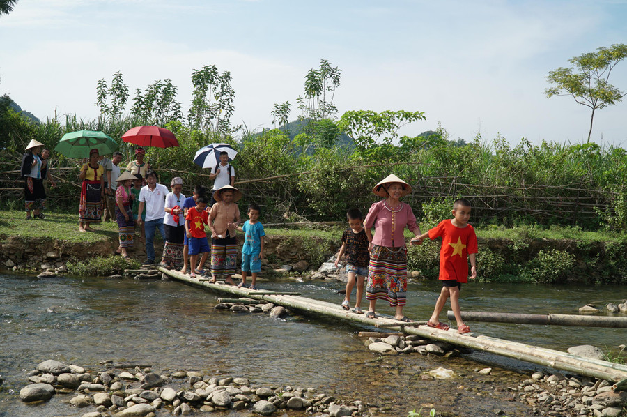 Nghệ An có nhiều bản làng vùng sâu vùng xa, vào mùa mưa lũ, nước suối dâng cao ảnh hưởng đến đi lại của người dân và việc đến trường của học sinh. Nghệ An có nhiều bản làng vùng sâu vùng xa, vào mùa mưa lũ, nước suối dâng cao ảnh hưởng đến đi lại của người dân và việc đến trường của học sinh.
