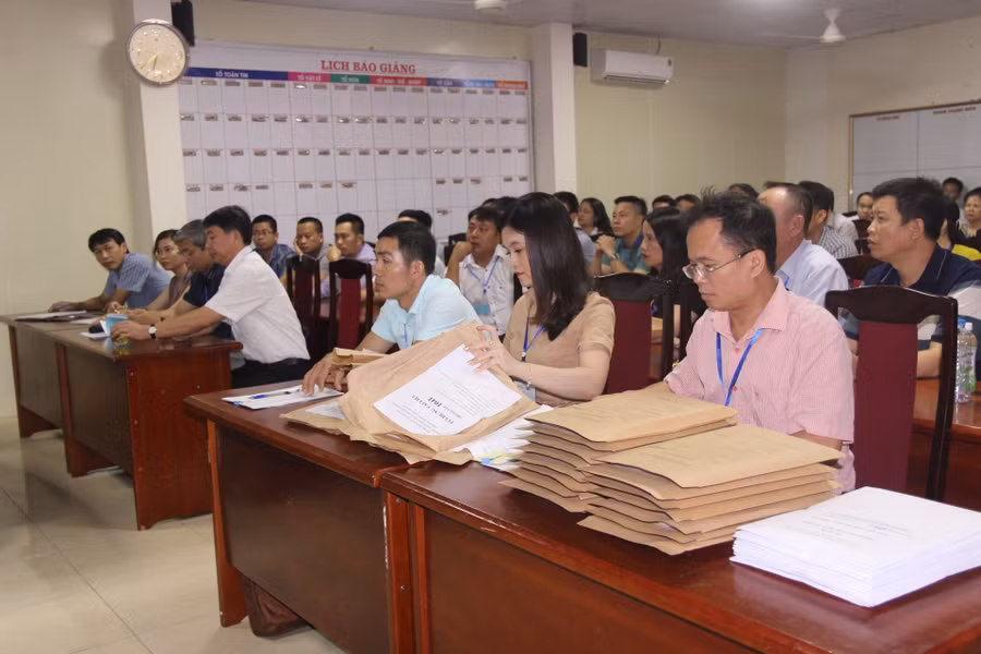 Các giám thị chuẩn bị giấy nháp, phiếu trả lời trắc nghiệm cho buổi thi Tổ hợp kHTN