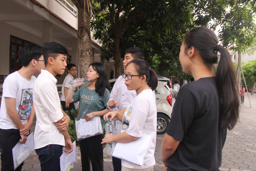 Trao đổi với nhau bài thi hôm trước đó