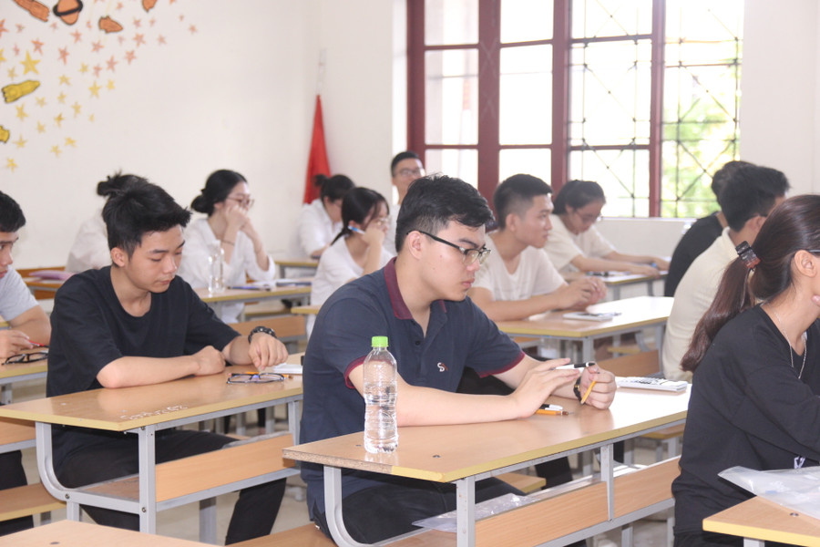 Thí sinh tại điểm thi THPT chuyên Đại học Vinh.