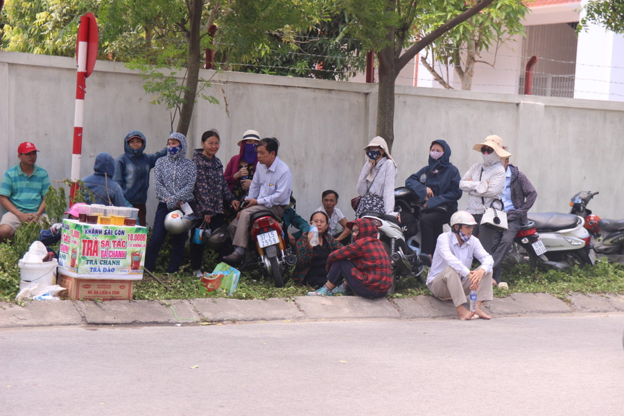 Thời gian làm bài 60 phút nên nhiều phụ huynh ở lại trước cổng điểm thi đợi con.