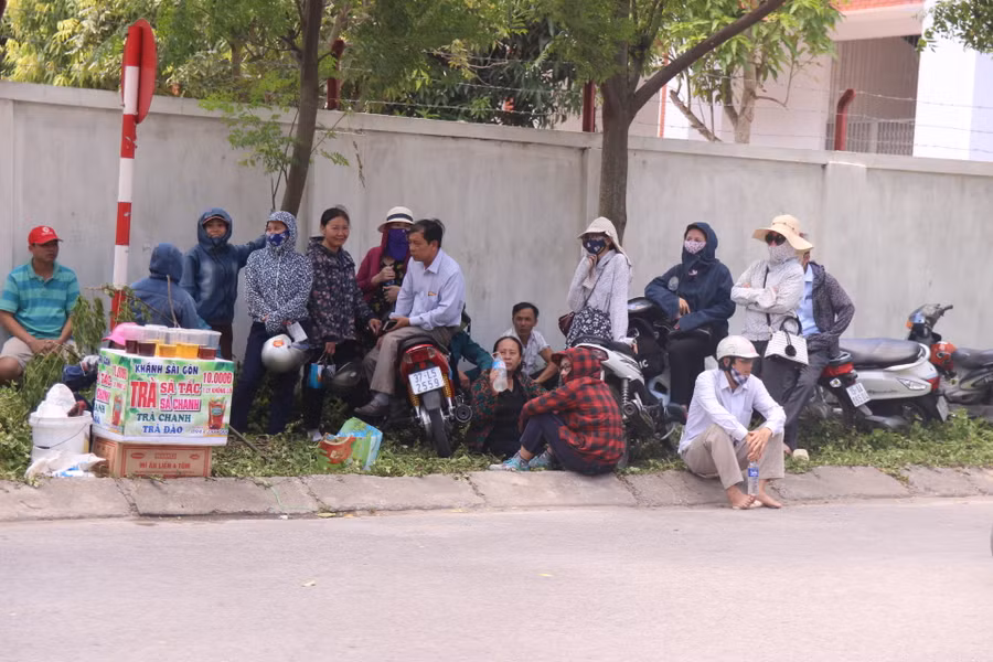 Thời gian làm bài 60 phút nên nhiều phụ huynh ở lại trước cổng điểm thi đợi con.