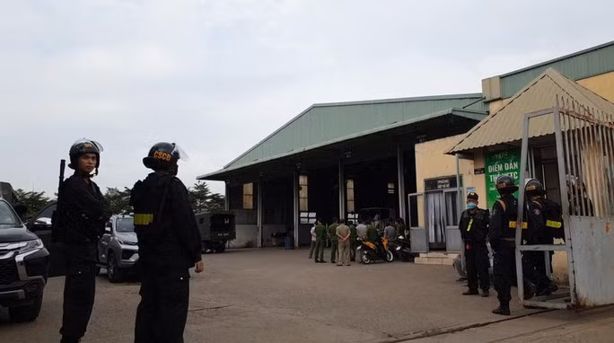 Lực lượng công an phong toả trung tâm đăng kiểm ở quận Bình Tân. Ảnh: Người lao động