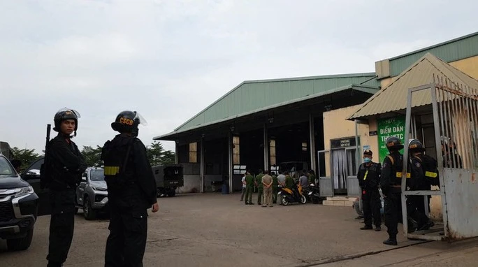 Lực lượng công an phong toả trung tâm đăng kiểm ở quận Bình Tân. Ảnh: Người lao động