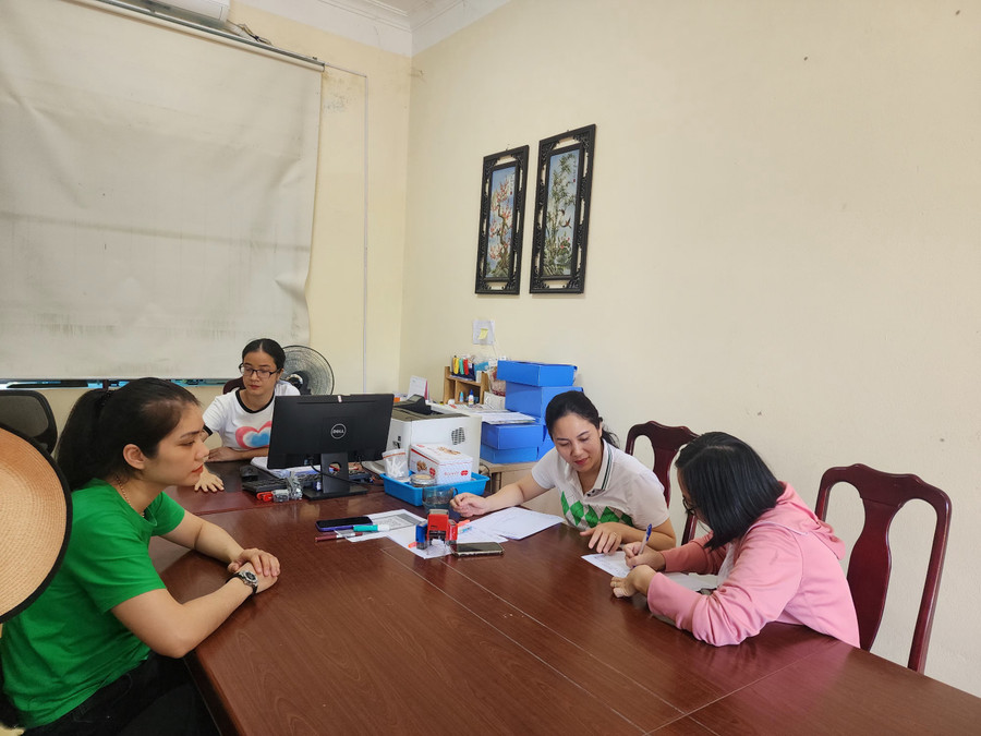 Phụ huynh, học sinh thành phố Vinh đến Trường THCS tìm hiểu thông tin và thực hiện thay đổi nguyện vọng. Ảnh: Hồ Lài Phụ huynh, học sinh thành phố Vinh đến Trường THCS tìm hiểu thông tin và thực hiện thay đổi nguyện vọng. Ảnh: Hồ Lài