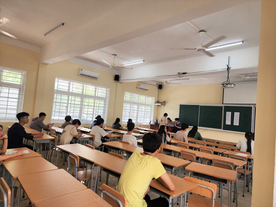 Thí sinh dự thi vào Trường THPT chuyên Đại học Vinh hầu hết đến từ 2 tỉnh Nghệ An, Hà Tĩnh. Ảnh: Hồ Lài Thí sinh dự thi vào Trường THPT chuyên Đại học Vinh hầu hết đến từ 2 tỉnh Nghệ An, Hà Tĩnh. Ảnh: Hồ Lài