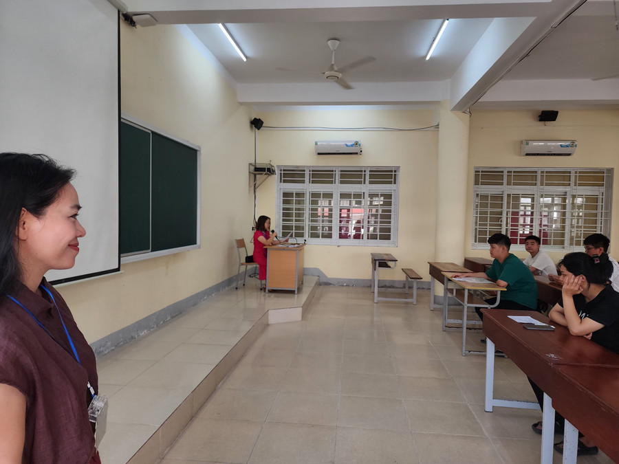 Năm 2024, lần đầu tiên Trường THPT chuyên Đại học Vinh tổ chức thi tuyển vào lớp 10 với đề riêng gồm 1 bài thi tổng hợp (Toán, Ngoại ngữ) và 1 bài thi môn chuyên. Ảnh: Hồ Lài Năm 2024, lần đầu tiên Trường THPT chuyên Đại học Vinh tổ chức thi tuyển vào lớp 10 với đề riêng gồm 1 bài thi tổng hợp (Toán, Ngoại ngữ) và 1 bài thi môn chuyên. Ảnh: Hồ Lài