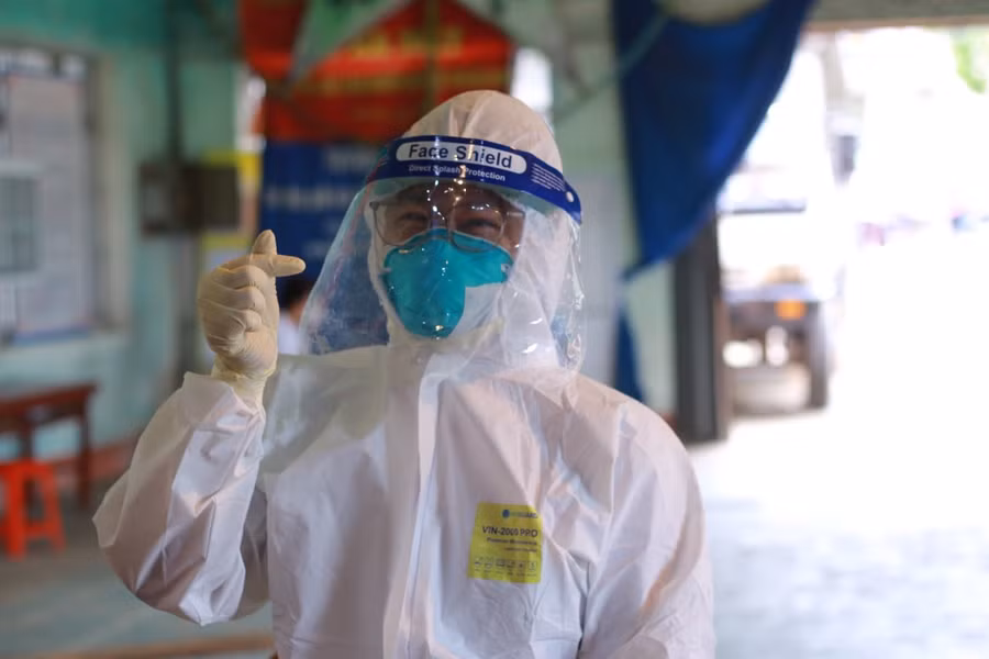 SV được trang bị, tập huấn đầy đủ kiến thức, kĩ năng trước khi tham gia hỗ trợ phòng, chống dịch tại các "điểm nóng" Covid-19