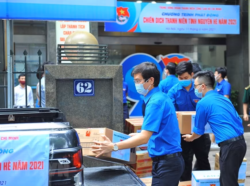 Anh Bùi Quang Huy vận chuyển hàng lên xe để chuyển đến cho các lực lượng phòng, chống COVID-19 tuyến đầu tại Bắc Giang (Ảnh: Minh Đức/TTXVN)