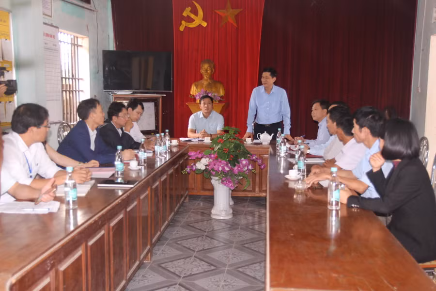 Ông Thái Văn Thành - Giám đốc Sở GD&ĐT Nghệ An làm việc với Trường THCS Diễn Hùng, Diễn Châu, Nghệ An