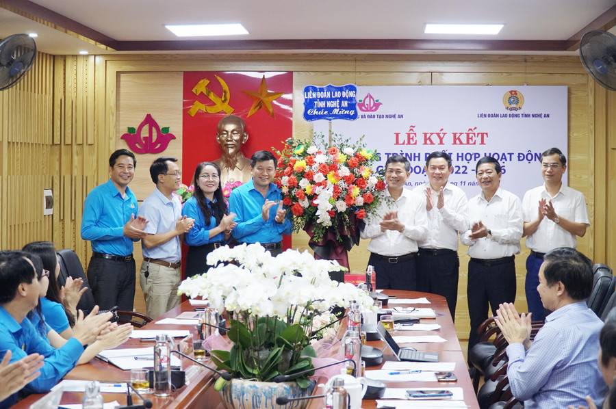 Liên đoàn Lao động tỉnh Nghệ An chúc mừng Sở GD&amp;ĐT nhân dịp kỷ niệm 40 năm ngày Nhà giáo Việt Nam.