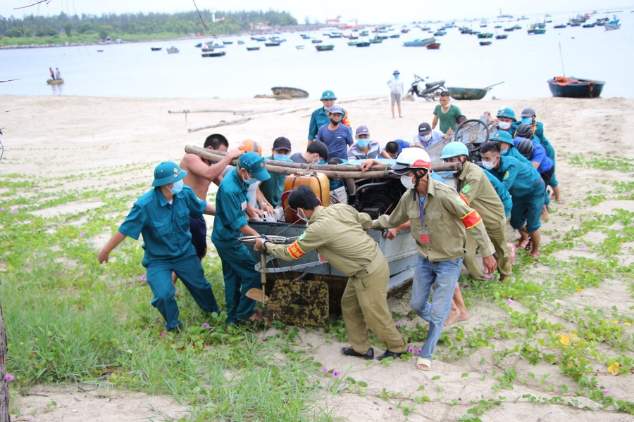 Lực lượng tại chỗ hỗ trợ người dân di dời tài sản để chủ động phòng chống thiên tai tại Đà Nẵng. Ảnh: Hoàng Vinh Lực lượng tại chỗ hỗ trợ người dân di dời tài sản để chủ động phòng chống thiên tai tại Đà Nẵng. Ảnh: Hoàng Vinh