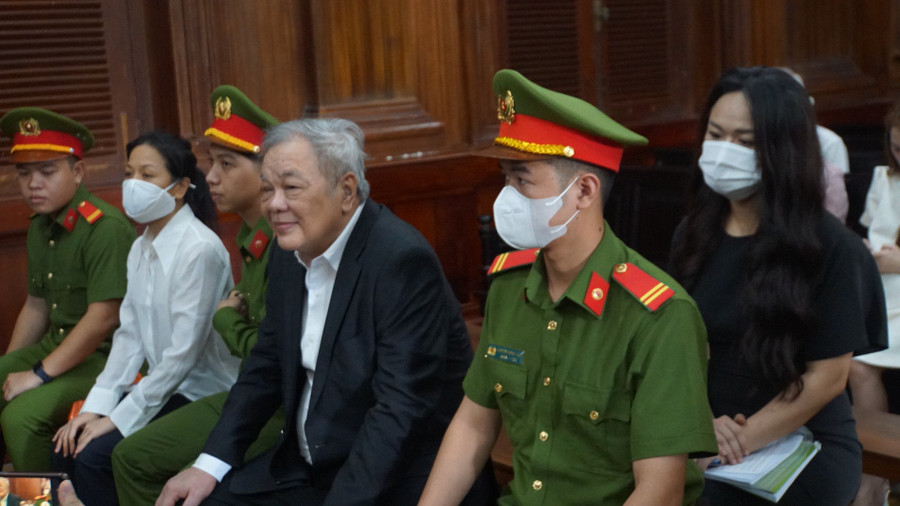 Ông Trần Quí Thanh, Trần Uyên Phương (sơ mi trắng), Trần Ngọc Bích (áo đen, hàng sau) tại tòa. (Ảnh: Lê Nam) Ông Trần Quí Thanh, Trần Uyên Phương (sơ mi trắng), Trần Ngọc Bích (áo đen, hàng sau) tại tòa. (Ảnh: Lê Nam)