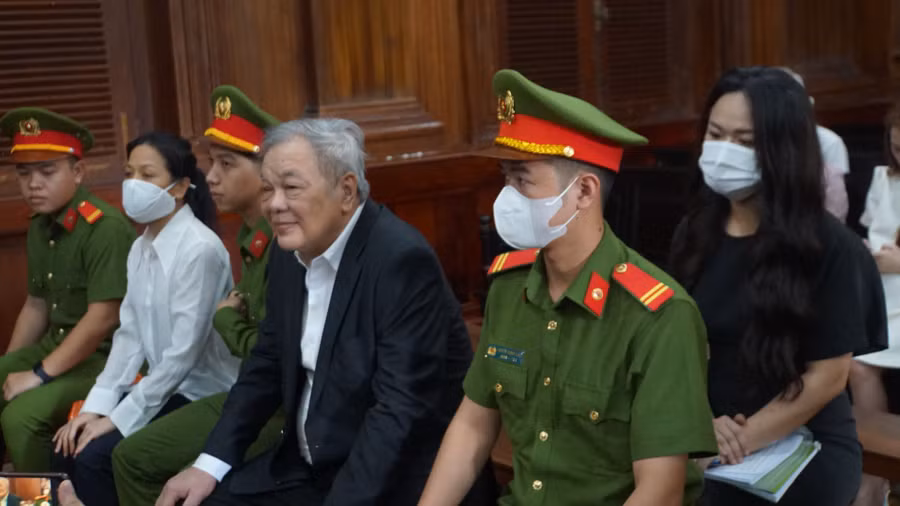 Ông Trần Quí Thanh, Trần Uyên Phương (sơ mi trắng), Trần Ngọc Bích (áo đen, hàng sau) tại tòa. (Ảnh: Lê Nam)