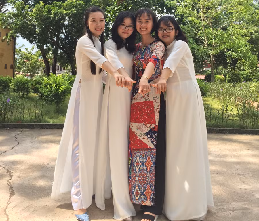 Cô Nguyễn Thị Hoa cùng học trò