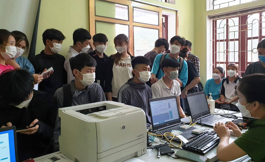 Công an huyện Như Thanh (Thanh Hóa) làm thêm ngoài giờ thứ 7, chủ nhật để cấp thẻ CCCD cho học sinh. Ảnh: Công an Thanh Hóa cung cấp. Công an huyện Như Thanh (Thanh Hóa) làm thêm ngoài giờ thứ 7, chủ nhật để cấp thẻ CCCD cho học sinh. Ảnh: Công an Thanh Hóa cung cấp.