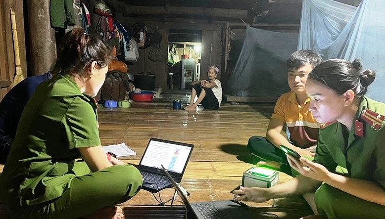 Công an huyện Quan Hóa (Thanh Hóa) ban đêm về từng thôn, bản để thu nhận hồ sơ cấp CCCD cho học sinh. Ảnh: Công an Thanh Hóa cung cấp. Công an huyện Quan Hóa (Thanh Hóa) ban đêm về từng thôn, bản để thu nhận hồ sơ cấp CCCD cho học sinh. Ảnh: Công an Thanh Hóa cung cấp.