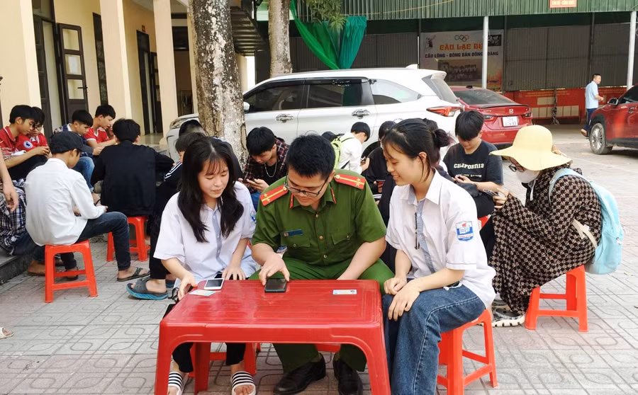 Công an huyện Đông Sơn (Thanh Hóa) hướng dẫn học sinh kích hoạt mã định danh điện tử VNeID. Ảnh: Công an Thanh Hóa cung cấp.