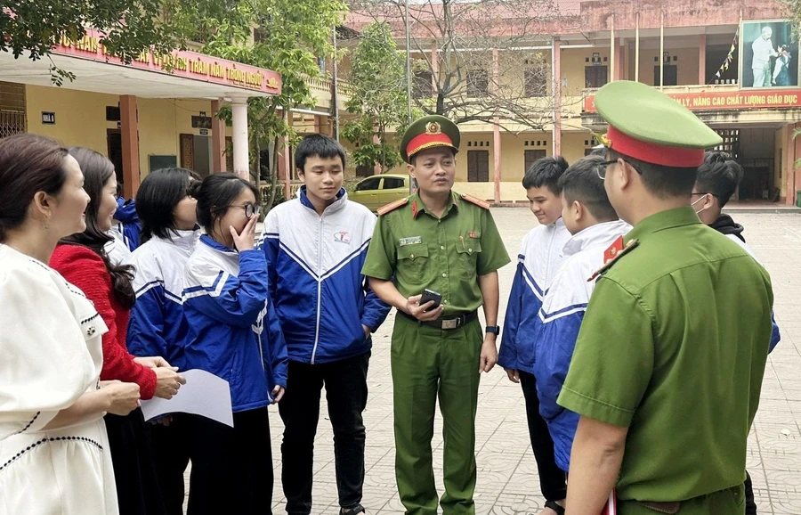 Công an phường Đông Vệ (TP Thanh Hóa) tuyên truyền về tác hại của thuốc lá điện tử và cỏ mỹ tại các trường học. Ảnh: Công an cung cấp.