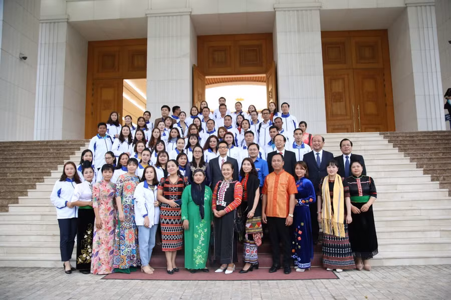 Cô Lô Thị Thủy cùng các đại sứ "Điều ước cho em" của cả nước