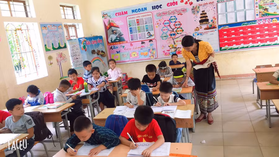 Cô Lô Thị Thủy - giáo viên người Thái đã có 25 năm gắn bó với học trò vùng cao