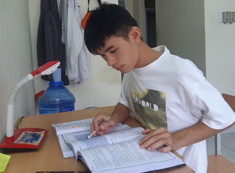 Lò Văn Lâm tranh thủ học bài trong khu ký túc xá. Lò Văn Lâm tranh thủ học bài trong khu ký túc xá.