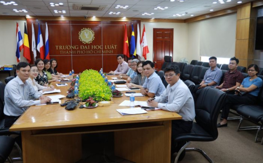 Cán bộ Trường ĐH Luật TPHCM và Trường ĐH Ngân hàng TPHCM thảo luận phương án tiền trạm tại Khánh Hòa, thực hiệm nhiệm vụ kiểm tra coi thi. Ảnh: Ban truyền thông Ulaw Cán bộ Trường ĐH Luật TPHCM và Trường ĐH Ngân hàng TPHCM thảo luận phương án tiền trạm tại Khánh Hòa, thực hiệm nhiệm vụ kiểm tra coi thi. Ảnh: Ban truyền thông Ulaw