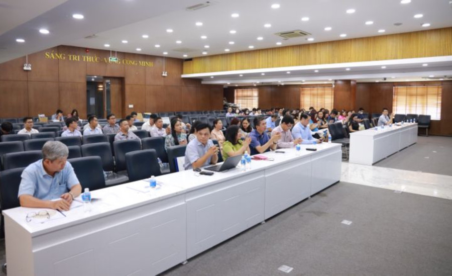 Cán bộ Trường ĐH Luật TPHCM thảo luận các vấn đề liên quan về công tác kiểm tra trong buổi tập huấn. Ảnh: Ban truyền thông Ulaw. Cán bộ Trường ĐH Luật TPHCM thảo luận các vấn đề liên quan về công tác kiểm tra trong buổi tập huấn. Ảnh: Ban truyền thông Ulaw.
