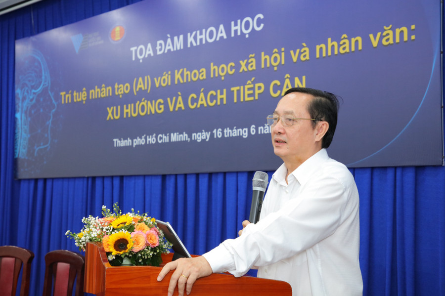 Bộ trưởng Bộ KH&amp;CN Huỳnh Thành Đạt phát biểu tại tọa đàm. Ảnh: HCMUSSH