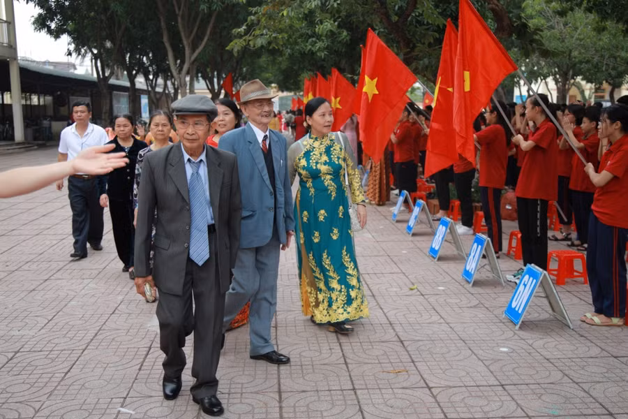 Chương trình tri ân các thế hệ nhà giáo của Trường THCS Hưng Dũng. Ảnh tư liệu