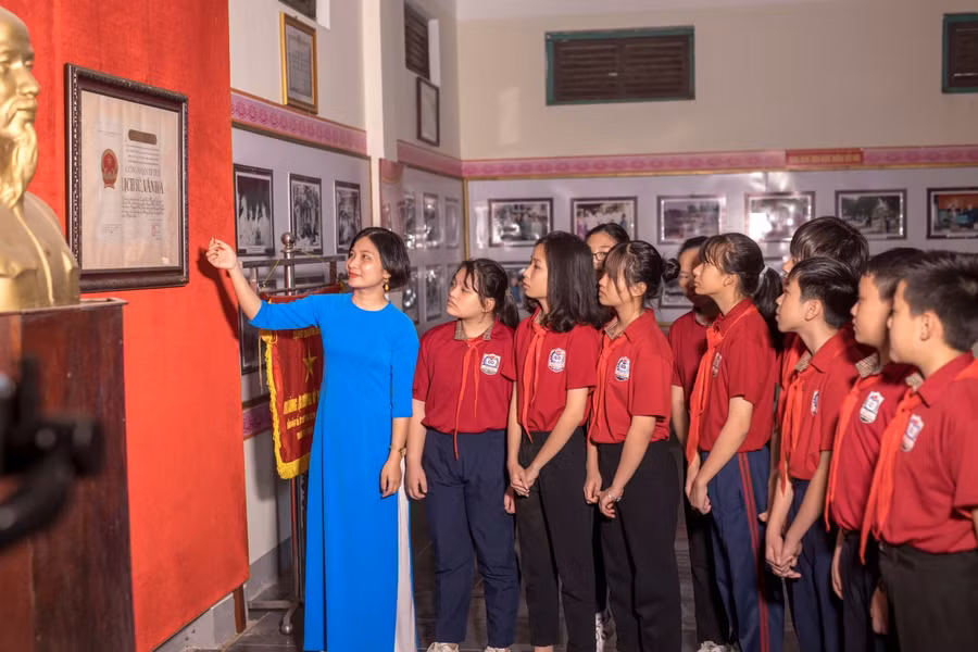 Giáo dục truyền thống cách mạng cho học sinh Trường THCS Hưng Dũng. Ảnh tư liệu